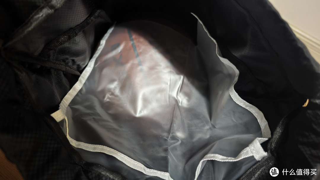 设计的很贴心 里面还有一个防水袋，可以把运动完的衣服扔进去
